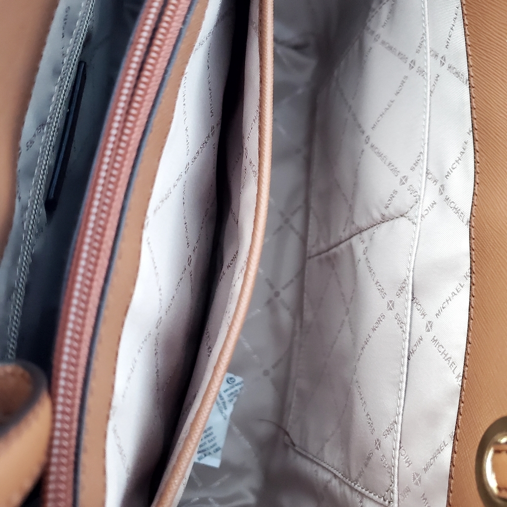 NWT Michael tote bag + Matching Michael Kors Wallet. - Picture 8 of 16